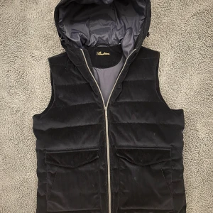 Stenströms Väst - Helt ny Stenströms väst i den ovanliga färgen navy blue. Storlek L men sitter som M eftersom de är små i storleken. Skicket är väldigt fint och de har inga defekter och är Inprincip nytt. Nypris ca 4 tusen. Hör av dig vid minsta lilla fundering! Priset går att diskutera!