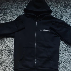 Peak performance zip hoodie - En riktigt fin och varmt peak performance zip hoodie i storlek M. Passar perfekt till vinter och hösten. Den är som ny. Säljer den för jag inte använder den längre.