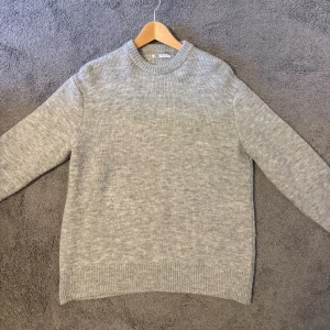 Stickad tröja - Stickad tröja från Zara i lite tjockare material så perfekt till vinter tider. Condition 8/10