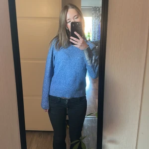 Stickad blå tröja - Säljer min älskade stickade tröjan från Vero Moda då den börjar bli lite för liten, den är i väldigt bra skick☺️☺️