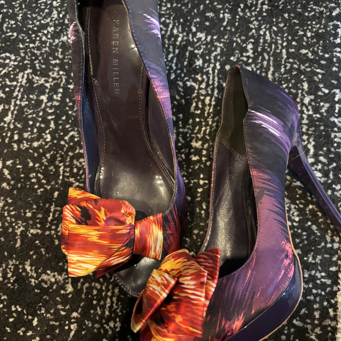 Lila pumps med rosett från Karen Millen - 2
