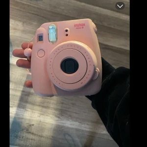 Instax Mini 8 - Säljer min rosa Instax Mini 8. Perfekt för att ta omedelbara bilder, Enkel att använda och populär för fester och resor. Den är använd endast en gång. Ny pris  ca 1000 kr. Säljer för 300 kr. Den är precis som ny💗