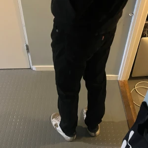 Svarta Levi's 502 jeans W31 L32 - Säljer ett par feta, svarta Levi's 502 jeans. Vid frågor så är det bara att höra av dig!😁