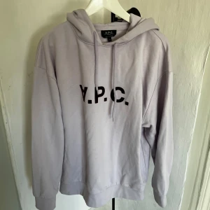 Ljuslila hoodie från A.P.C. - Säljer en stilren ljuslila hoodie från A.P.C. med röd logotyptryck framtill. Tröjan har huva med snörning och är tillverkad i mjuk bomull. Perfekt för dig som gillar minimalistisk och clean streetstyle. Hör av dig om du har frågor!🙌nypris: 3500kr