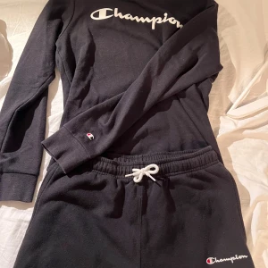 Svart champion set - Sweatshirt och mjukisbyxor. Fint skick, djur och rökfritt hem! Storlek L gäller i barnstorlek, dvs 164-170. 