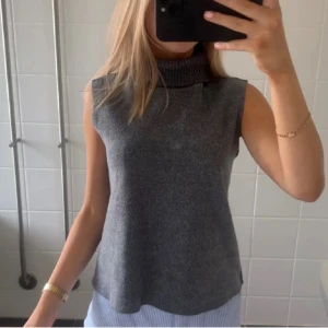Grå polotopp Zara - Grå stickad polotopp från Zara i superfint skick och inga tecken på användning eller defekter. Skickar gärna fler bilder om de skulle behövas💞