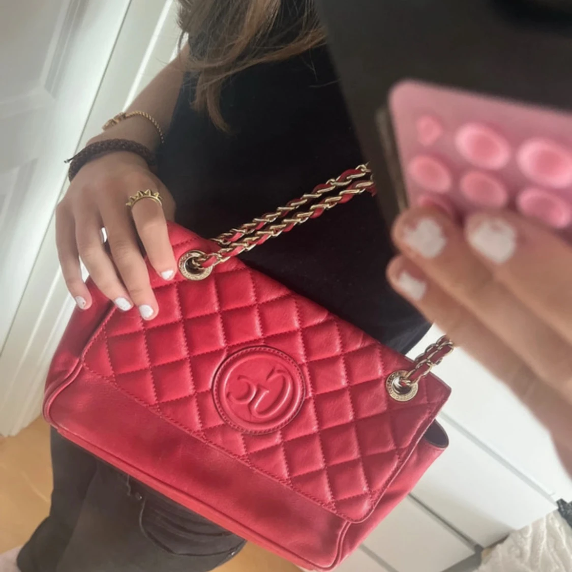 Röd quiltad axelväska från Guess - 1