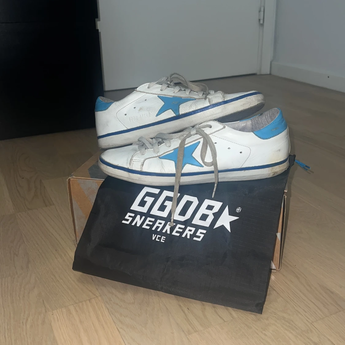 Golden Goose vita sneakers med blå detaljer