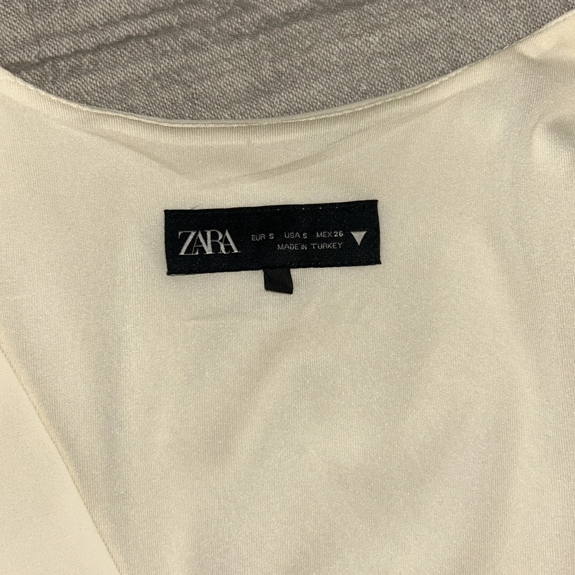 Vit v-ringad linnetopp från Zara - 3