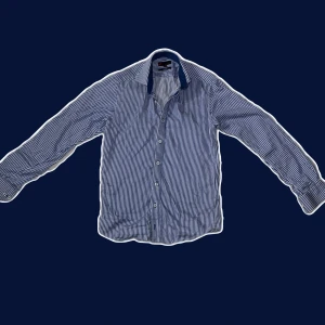 Blåvit randig skjorta Dressmann S - Säljer en  blå och vit randig skjorta från Dressmann i storlek S. Skjortan är slim fit. Tillverkad i mjuk bomull. 