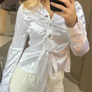 Figursydd skjorta  - Fin figursydd skjorta med knappar och knytning nertill🤍 finns inga lappar men passar mig som vanligtvis har storlek s 