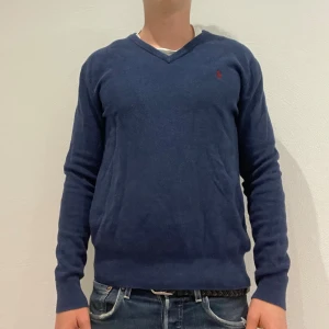 Marinblå v-ringad tröja Polo Ralph Lauren - Ralph lauren v-neck || Storlek S || Modellen på bilden är 170cm och väger 62kg 