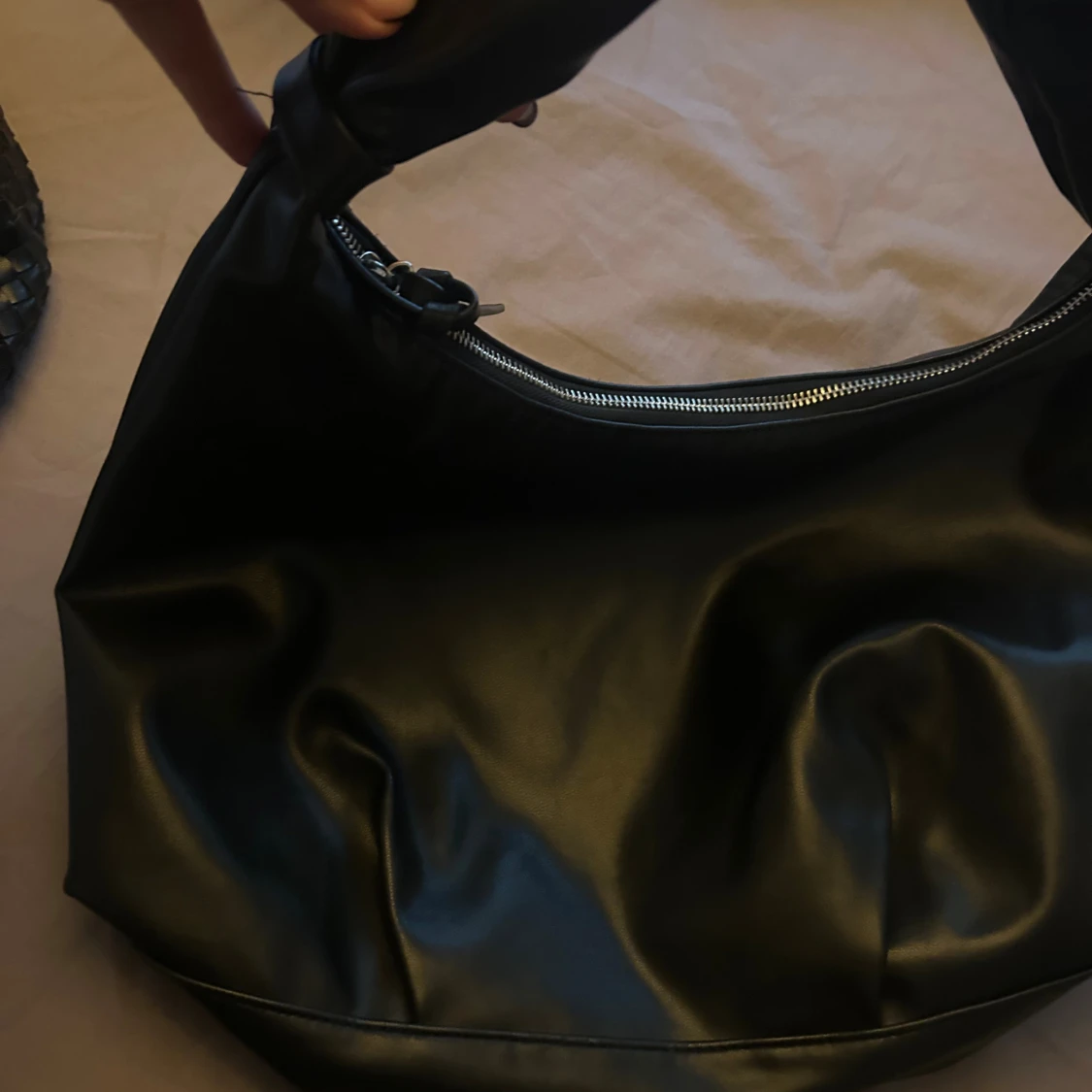 Svart axelväska i skinnimitation - 1