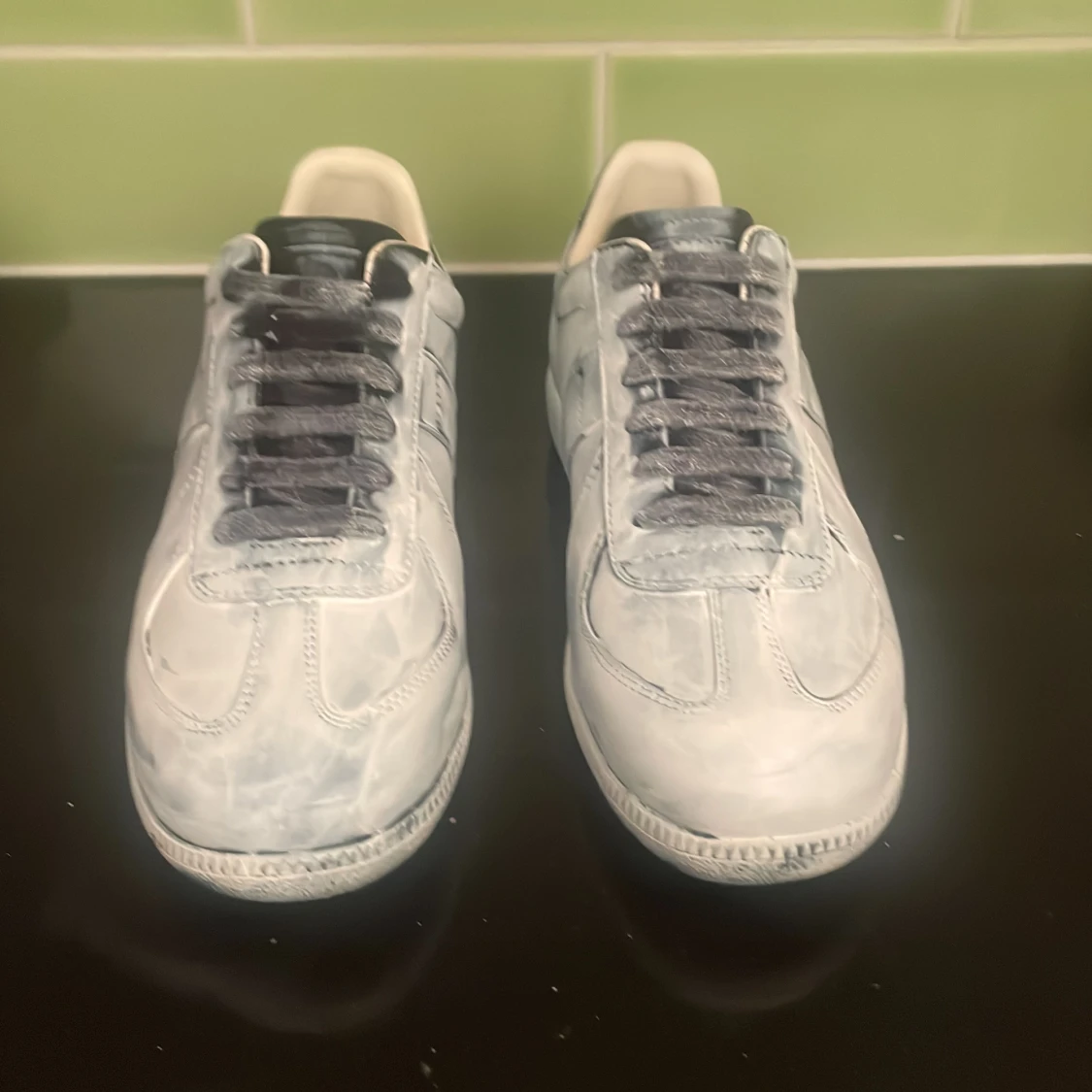 Grå sneakers i skinn med snörning - 1