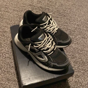 Cd skor - Svarta CD b30 som jag har använt få gånger. Bra pris och perfekt för vintern, skriv om ni har frågor och glöm inte att koll in shoppen för mer snygga kläder!