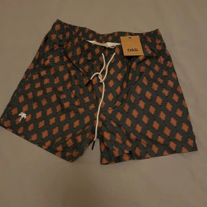 Schyssta badshorts från OAS - Oas badshorts, helt nya med pris lappen kvar! Smokin rustic swim shorts heter modellen, nypris 999kr mitt pris 599kr! 