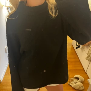 svart stickad  - så fin svart stickad tröja, ”fluffig” i materialet! Från nakd💖💖