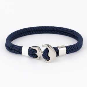 Marinblått armband med ankare från Armory - Stilrent marinblått armband från Armory med dubbla rep och ett snyggt silverfärgat ankare som lås. Armbandet har en nautisk vibe och passar perfekt för dig som gillar detaljer med havskänsla. Ankaret är i metall och repet är kraftigt och tåligt. Ca 19 cm. Material syntetfiber. 
