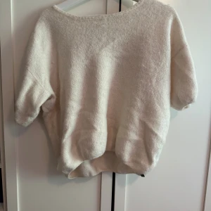 Vit stickad t-shirt - Super söt stickad t-shirt i ett mjukt material!!