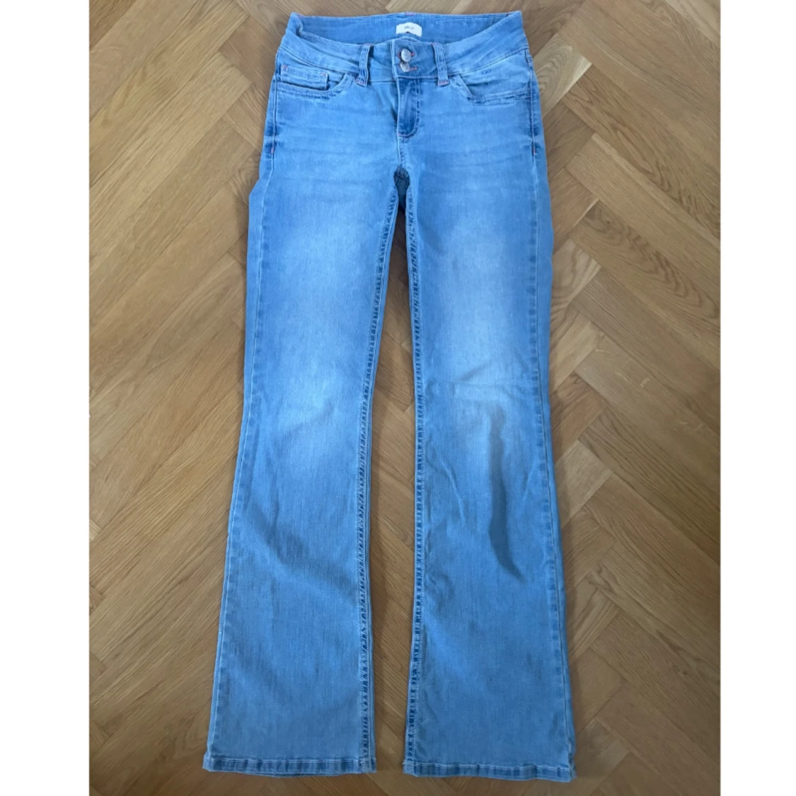 Ljusblå bootcut jeans från Nelly - 1