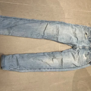 Ljusblå jeans från Replay, storlek 34/32 - Säljer ett par ljusblå jeans från Replay modell anbass skick 5/10 kontakta mig vid frågor 