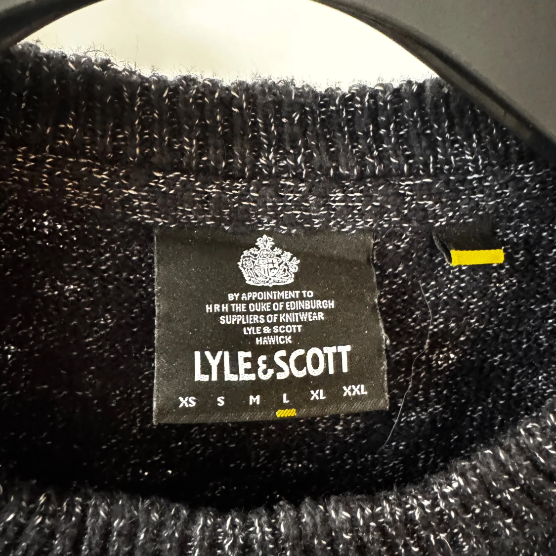 Mörkgrå stickad tröja från Lyle & Scott - 1