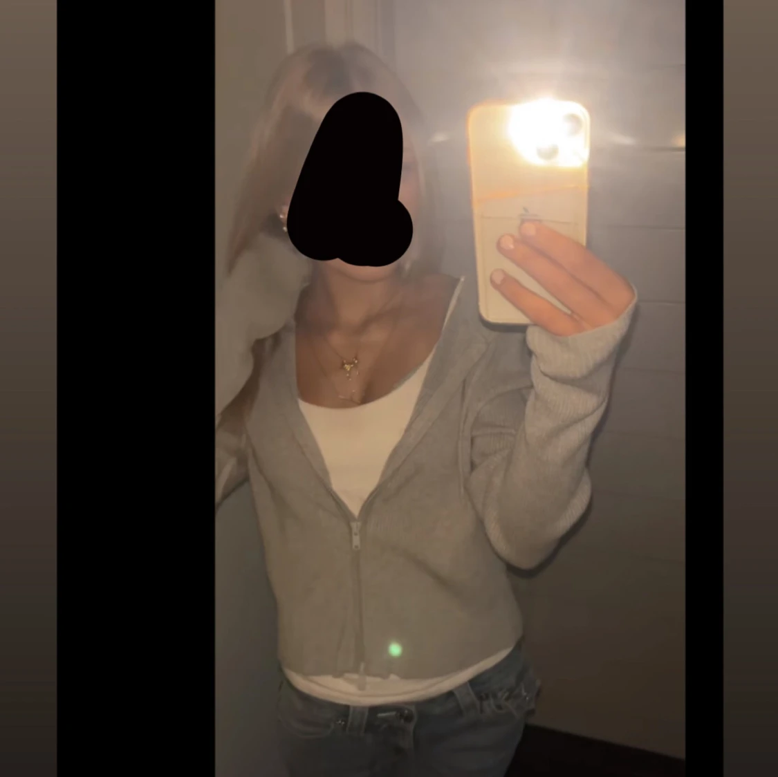 Grå stickad hoodie från Design by Amor