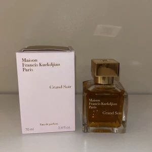 Maison Francis Kurkdjian- Grand Soir Eau de Parfum 70 ml - Grand Soir – Maison Francis Kurkdjian En exklusiv och sofistikerad kvällsdoft med toner av amber, vanilj, tonkaböna och benzoin. Varm, sensuell och minnesvärd 🌙✨  ✔️ Svår att hitta i butik ✔️ Lång hållbarhet på huden ✔️ Perfekt för speciella tillfällen  🛍️ Butikspris: ca 2 500–3 000 kr 📦 Skickas inom 24h – kontakta gärna vid frågor, jag svarar snabbt 😊🙏