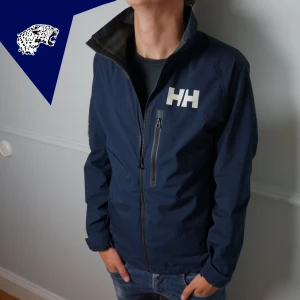 HELLY HANSEN WINDBREAKER - Fet windbreaker from Helly Hansen | Skick: 8.5/10 | Strl: M | Modellen är 182cm lång | Hör av dig om du undrar någonting!