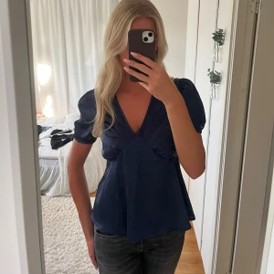 Marinblå blus  - Säljer denna superfina blus från Bubbleroom i storlek 38 men passar även 36. Den är i superfint skick och passar till alla tillfällen. Skriv vid funderingar💕