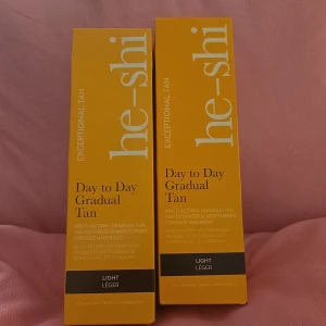 He-Shi Day to Day Gradual Tan Light - Två förpackningar av He-Shi Day to Day Gradual Tan i nyansen Light. Ger en gradvis solbrun ton och fungerar både som brun utan sol och återfuktande lotion för ansikte och kropp.  200ml st