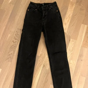 Svarta jeans, rak modell - Svarta jeans med raka ben och hög midja. W25 L32