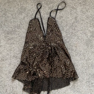 Svart glittrig topp med paljetter - Supersnygg svart topp med tunna axelband och massor av glittriga paljetter.  Aldrig använd🪩