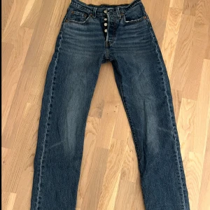 Levi's 501 mörkblå jeans straight fit - Klassiska Levi's 501 jeans i mörkblå tvätt med raka ben och knappgylf. W24 L32