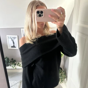 Svart offshoulder stickad tröja H&M - Säljer en svart stickad tröja från H&M i offshoulder-modell. Tröjan har långa ärmar och en bred, nedvikt krage som ger en snygg och avslappnad look. Perfekt för dig som gillar trendiga och bekväma plagg med lite edge.