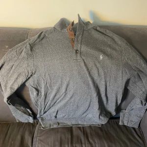 Ralph Lauren tröja grå - Riktigt mjuk och varm tröja från Ralph Lauren i gråmönster. Aldrig använd!