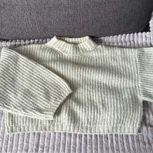 Ljusgrön stickad tröja Gina Tricot storlek xs - Ljusgrön stickad tröja från Gina Tricot i storlek XS. Tröjan har ribbad struktur, högre hals och är croppad i modellen. (Medföljer brun utan sol fläckar runt nacke och hals)