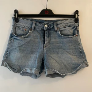 Ljusblå jeansshorts  - Säljer ett par ljusblå jeansshorts från HM. Kanten av shortsen kan strykas så att dom inte viks ned som på bilden! 