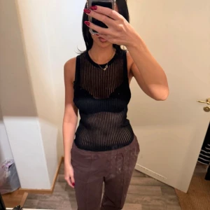 Svart ribbad ärmlös linnetopp - Använd en gång, nyskick 