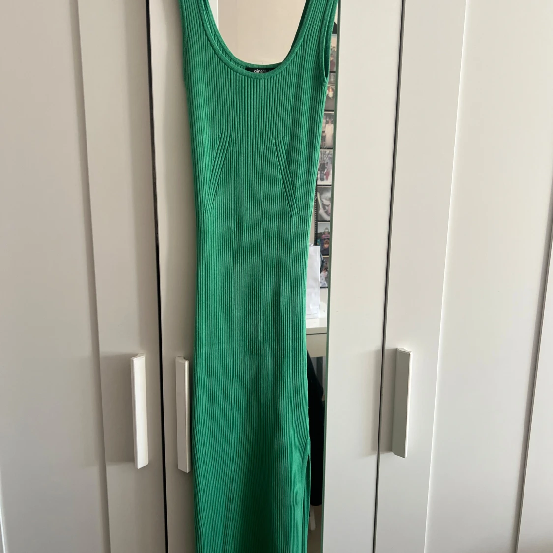 Grön ribbad långklänning