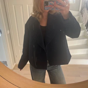 Carin Wester - kappa - Säljer en jättefin kappa från Carib Wester köpt förra året på Åhlens. Kommer tyvärr inte till användning men perfekt till höst. Nypris: 1499💕