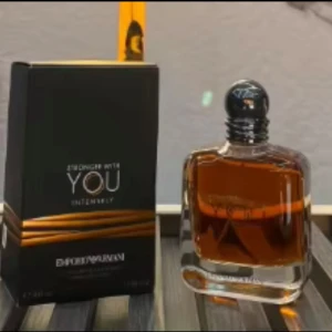 Emporio Armani Stronger With You - Emporio Armani Stronger With You Intensely är en herrparfym i en stilren, fyrkantig glasflaska med mörkbrun doftvätska och svart rund kork. Medföljer en elegant svart kartong med guldiga detaljer. Perfekt för dig som gillar exklusiva och moderna dofter.