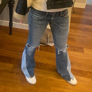 Blå vintage jeans - Säljer ett par blå vintage jeans som är omsydda från skinny till bootcut. 💗(Köpare står för frakten)