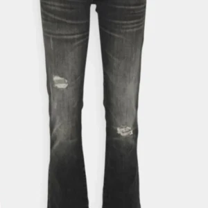 Grå slitna bootcut jeans från LTB - Snygga grå jeans från LTB med bootcut passform och slitningar på knäna. Inte använda så mycket så därför väldigt bra skick. Storlek 32 i längden och 25 i midjan