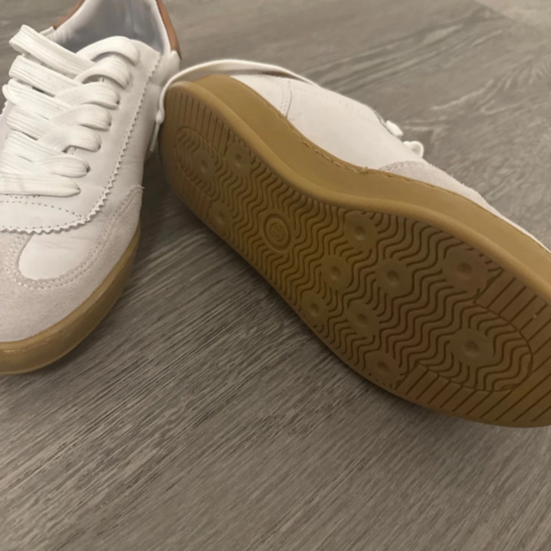 Vita sneakers med bruna detaljer - 2