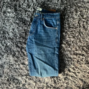 Woodbird jeans - Mörkblåa woodbird jeans i bra material, storleken 29 32. Säljer pågrund av att dem är för små för mig. Hör av er vid fundering 