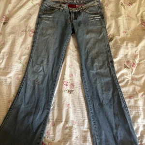 Jeans - Säljer dessa jeans från edc by esprit med coola glittriga detaljer. Lite slitningar mellan skrevet då dom är upp sprättade men inget som syns på. Midjemått rakt över: 40cm innerbenslängd: 75cm från midjan förbi gylfen: 18 cm. 