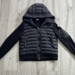 Moncler Cardigan - Säljer denna Moncler Cardigan då den inte passade mig. Den är i mycket bra skick och väl omhändertagen. Perfekt nu för hösten och även vintern då den håller värmen bra! Skriv vid intresse