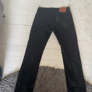 Levis jeans 501 W 29 L 32 - Har använt dessa byxor 1-2 gånger de är typ 8 månader gammal köpte för 1000-1200 och pris kan diskuteras och dem är i bra skick och har inga tecken alls på användning