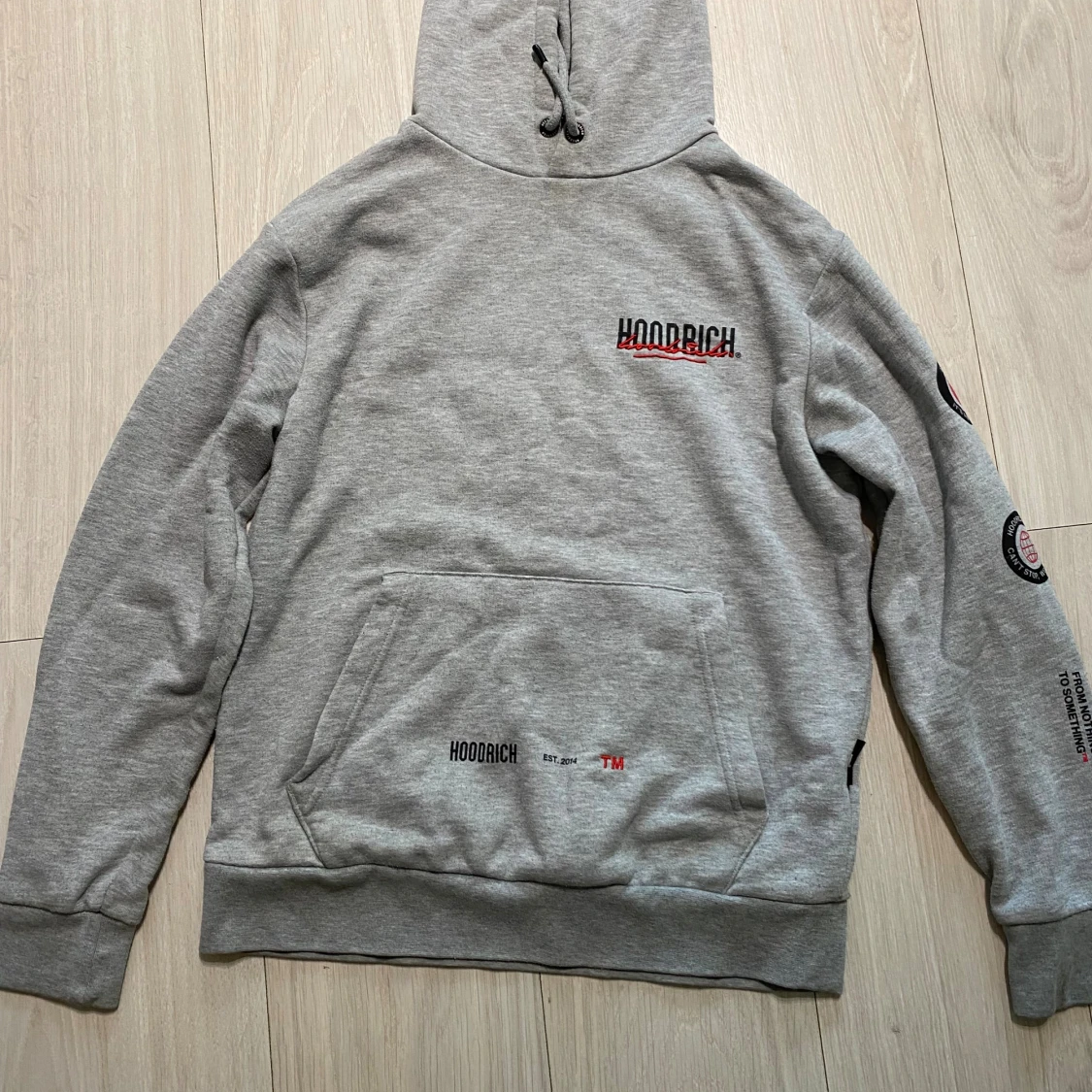 Grå hoodie från Hoodrich med tryck